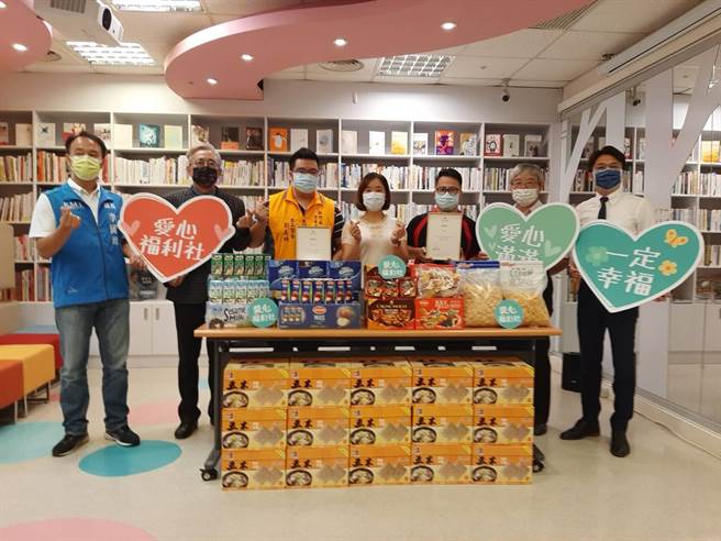 中华照顾者关怀协会常务理事刘志枰（左三）1日代表捐赠物资予新竹市政府食物银行。（刘志枰提供／陈育贤新竹传真）