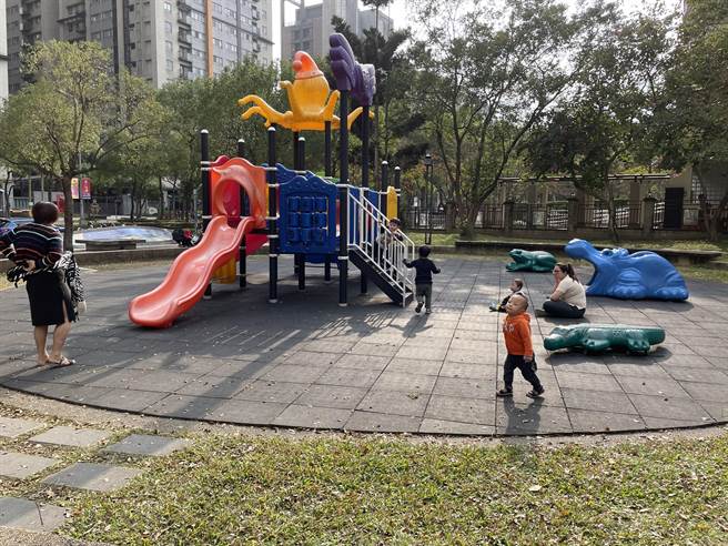 三峽大義路2362坪的「海洋公園」為北大特區內特色公園，但公園年久失修，內外側步道常有積水、地磚凹陷問題，且照明設備不足。（三峽區公所提供）
