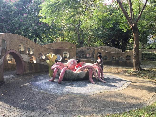 三峽大義路2362坪的「海洋公園」為北大特區內特色公園，但公園年久失修，內外側步道常有積水、地磚凹陷問題，且照明設備不足。（三峽區公所提供）