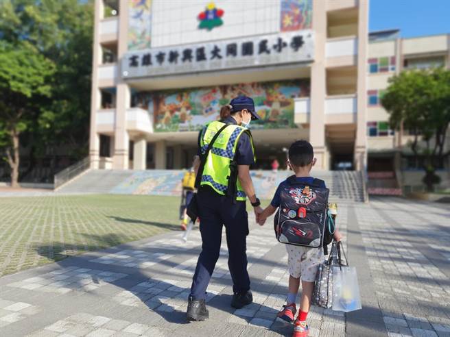 新兴分局长陈世煌表示，藉由护童专案「点、线、面」全方位的警力规划，建立起孩童上下课期间的「校园安全走廊」，无论是学童或接送的家长都能感受到安心的校园环境，当执勤同仁见到学童开心的笑容与家长放心的眼神，就是最大的肯定。(翻摄照片／刘宥廷高雄传真)