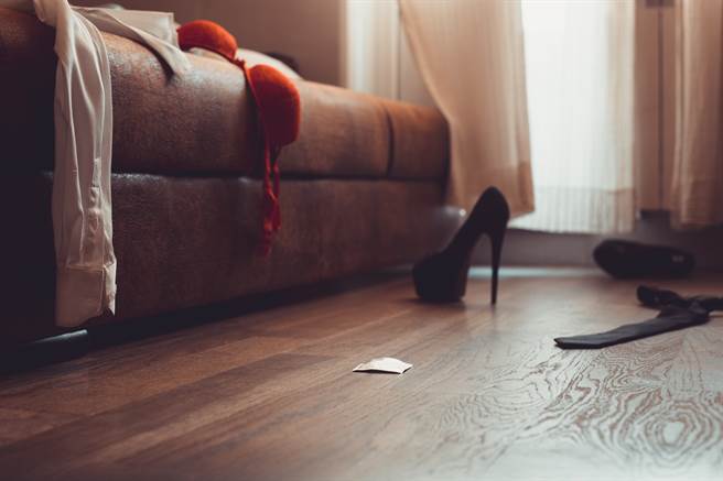 高雄1名国小代课老师因听信1名家长称她有「主仆卦」，因此开始与对方大玩「主奴游戏」，2人甚至签下露骨的「母狗守则」。（示意图/Shutterstock提供）