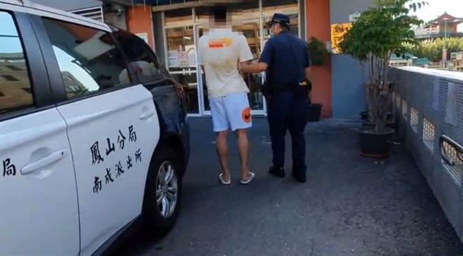 P＋篮球联盟「高雄钢铁人」球员张伯维31日晚间10时在高雄凤山台88快速道路东向1.2K处酒驾连撞2车，被依公共危险罪移送，检方复讯后请回。（翻摄画面／洪浩轩高雄传真）。