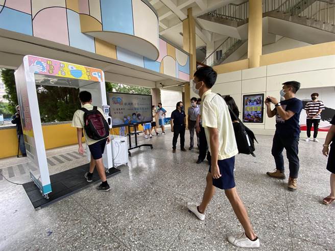 台中企业回馈社会，1日捐赠防疫门给西屯区安和国中。（卢金足摄）