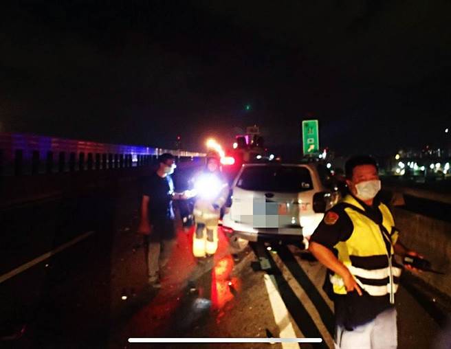 张伯维因煞车不及，车头撞上自小货车尾后再往右偏移追撞停于一旁巡逻车。（警方提供）