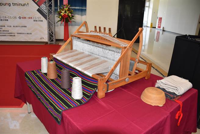 苗栗县政府举办泰雅族服饰竞赛，现场展出传统织布机。（谢明俊摄）