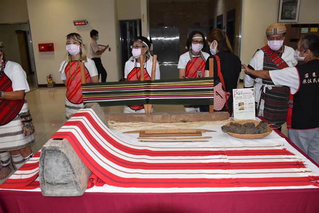 苗栗县政府举办泰雅族服饰竞赛，将加入民眾票选作为部分成绩。（谢明俊摄）