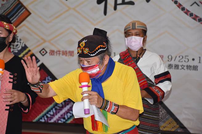 苗栗县政府举办泰雅族服饰竞赛，请来入围今年金钟奖的泰雅族传唱家北原山猫担任总筹画。（谢明俊摄）