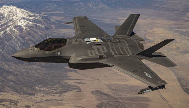 1架F35-A戰機飛越內華達測試與訓練靶場（Nevada Test and Training Range）上空的畫面。（美國空軍）