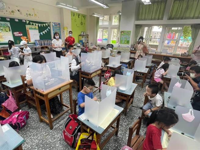 开学首日桃园市长郑文灿视察学童午餐防疫。(吕筱蝉摄)