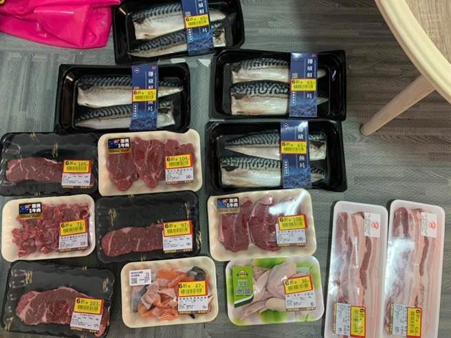 原PO晒出惊人战利品，总共14样包装上都贴着黄标的生鲜食品。（图／翻摄自脸书 我爱全联-好物老实説） 