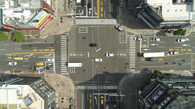 交通部運輸研究所以無人機「上帝視角」辨識並追蹤路口人、車流動軌跡，再透過軟體分析路口易發生交通衝突地點及型態。（運輸研究所提供／陳祐誠傳真）