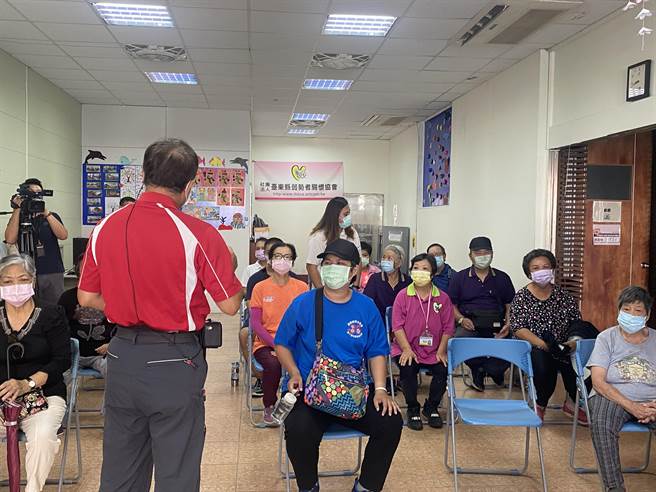 台东县府推县内一日游首发团1日出发，长者们纷纷表示前一晚睡不着，自动提早集合。（蔡旻妤摄）