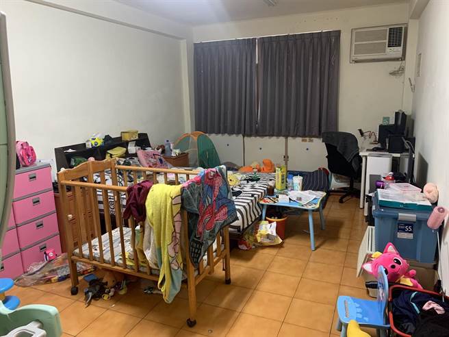 高雄2个月大的吕姓男婴去年11月感冒送医后猝死，经司法相验后发现，男婴的血液、尿液均验出毒品反应，检警前往吕家搜索，又在吕家毒窟救出8名发展迟缓的儿童，并扣得安非他命及吸食器，检方侦结后，将4名同住长辈依妨害幼童发育等罪起诉。（翻摄画面／洪浩轩高雄传真）