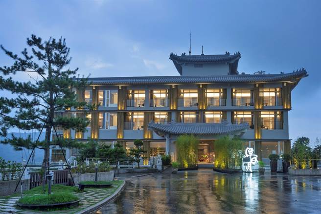 承亿文旅集团承接日月潭文武庙原附属旅馆「景圣楼」，以「文武共习的东方美学」主题打造为旗下第7处设计旅店「承亿文旅潭日月」，预计9月30日起试营运迎宾。（承亿文旅集团提供）