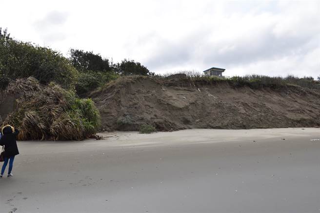 竹南假日之森海滨砂岸发生严重崩坍。（谢明俊摄）