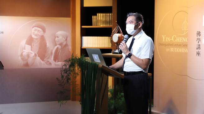 「印證佛學講座」發布會由慈濟慈善基金會副執行長何日生主持，何日生副執行長同時也是「印證佛學講座」的發起人之一。(慈濟基金會提供／李侑珊台北傳真)