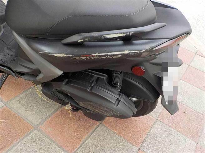 戴姓机车骑士因误判砂石车动态，直接撞击车头后卡在车底。（图／李文正翻摄）
