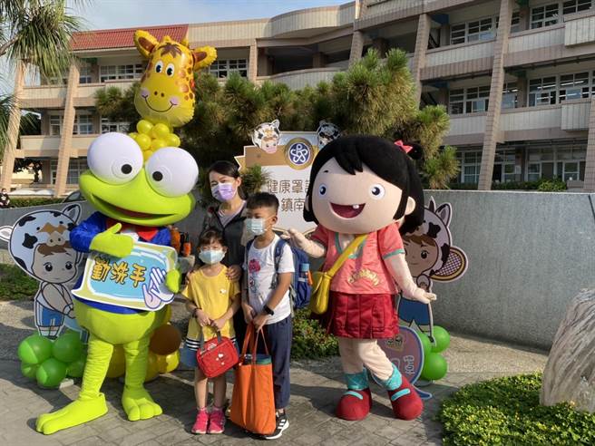 斗六市鎮南國小為了讓小一新生進入狀況，也讓家長安心，派「醬呱家族」吉祥物迎接。（周麗蘭攝）