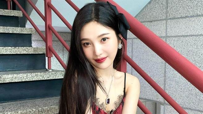 Red Velvet成员JOY近日受邀登上综艺节目，当天她穿着超短的百褶裙却不慎走光。（图／IG@_imyour_joy）