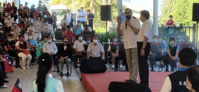 國民黨黨主席參選人朱立倫，在花蓮太平洋公園舉辦黨員座談會，縣長徐榛蔚及立委傅崐萁均到場力挺。(戴志揚翻攝)