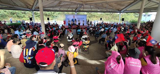 國民黨黨主席參選人朱立倫，在花蓮太平洋公園舉辦黨員座談會，縣長徐榛蔚及立委傅崐萁均到場力挺。(戴志揚翻攝)