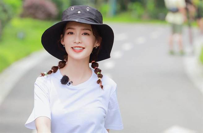 李沁长相甜美、清新脱俗。(图／翻摄自微博)