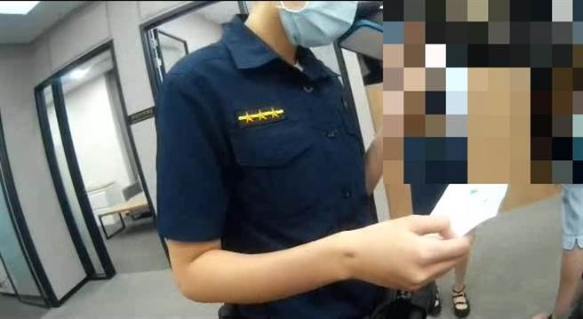 警方与女行员机警发觉成功阻诈。（清水警分局提供／陈淑娥台中传真）