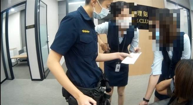 警方与女行员机警发觉成功阻诈。（清水警分局提供／陈淑娥台中传真）