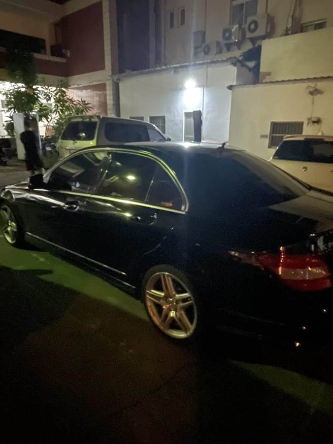 殷男为替女友追讨欠款，强押欠款人黄男至后车厢，要载往偏僻郊区教训。(警方提供)