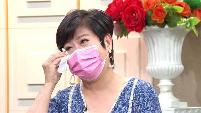 崔佩仪因感到和儿子疏离而落泪。（年代提供）