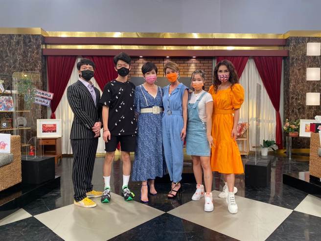 《听妈妈的话》降级首录，就邀请梁佑南、方琦、崔佩仪、贝克宇上节目，进行亲子协商。（年代提供）