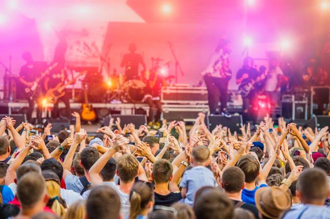 日本愛知縣常滑市日前舉辦的萬人戶外音樂祭，被發現沒遵守防疫規則，許多人沒戴口罩又喝酒，在網路上被罵翻。(示意圖／shutterstock)