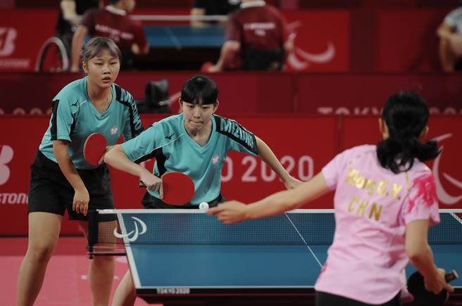 田晓雯(左)、林姿妤(右)今日出战女子团体TT9-10级8强赛，可惜未能晋级。(体育署提供)