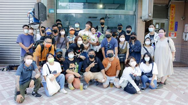 莫允雯、吴念轩主演的《恋爱是科学》终于杀青。（三立提供）