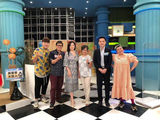 《这事有影呒》助理主持阿布（左起）、洪都拉斯、张凤书、营养师黄淑惠、生物科技教授魏宗德以及主持人林美秀一起聊梦想。（民视提供）