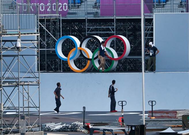 東奧在進行撤收工作時，不慎把9個賽場準備的口罩與防護衣等COVID-19（2019冠狀病毒疾病）醫療用品丟棄。(圖/路透社) 