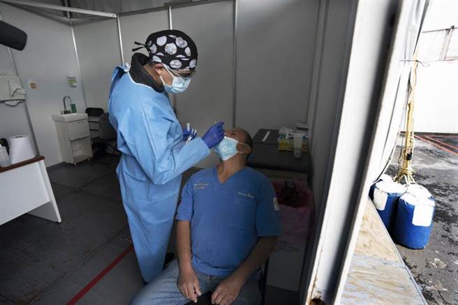 从长期来看，新冠肺炎的持续流行恐导致失智症患者的人数激增。部分研究更显示，感染新冠肺炎不仅增加罹患失智症的风险，还会让失智症的症状提早出现。(图/美联社)