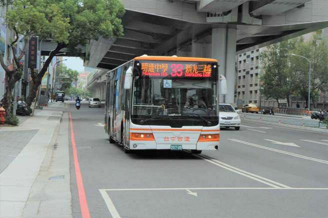 配合高中職以下學校於9月1日開學，台中市政府協調客運業者調整市區公車增加班次，方便民眾通勤通學使用。(圖／台中市政府提供)