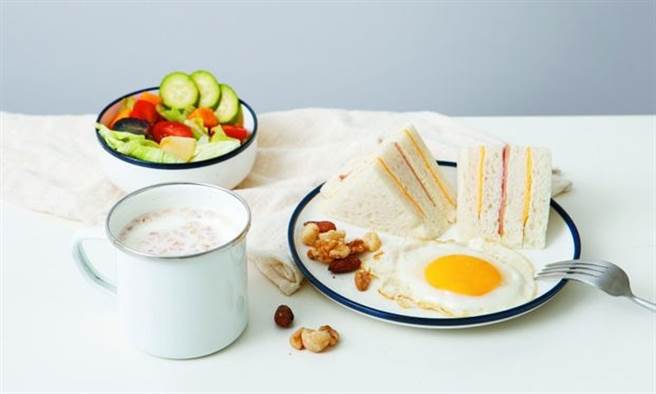 想瘦身又不怕血糖飆升 營養師：這時段吃早餐最好！(示意圖/Shutterstock)
