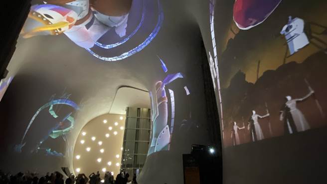 台中国家歌剧院的「光之曲幕」推出《歌剧院狂欢式》，华格纳歌剧Q版女武神跃上19米曲墙，相当震撼。（陈淑芬摄）