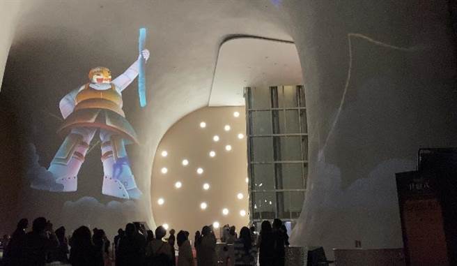 台中国家歌剧院的「光之曲幕」推出《歌剧院狂欢式》，华格纳歌剧Q版女武神跃上19米曲墙，相当震撼。（陈淑芬摄）