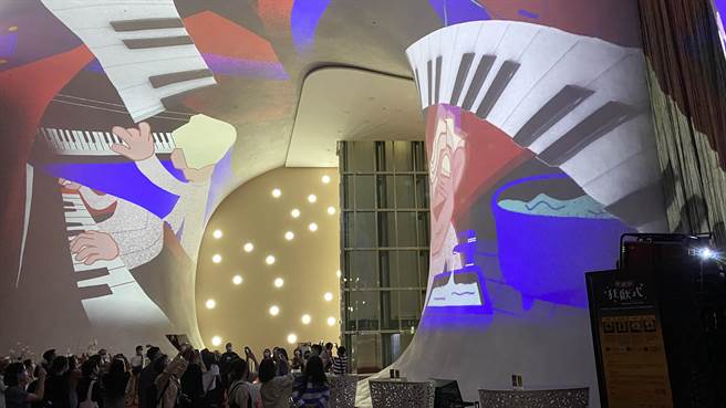 台中国家歌剧院的「光之曲幕」，推出《歌剧院狂欢式》，影像投影创作重现开幕5年来4个代表性节目的精采回顾。（陈淑芬摄）