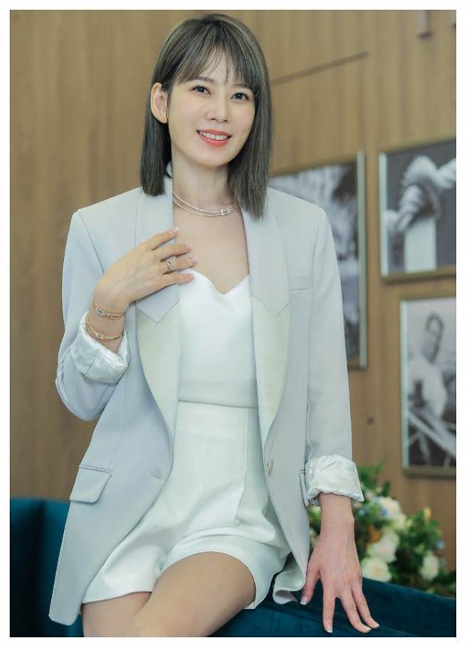 Melody疫情微解封出席FRED珠宝微风快闪店开幕活动，尘封许久「爱血拚」的本性自然流露。（粘耿豪摄）