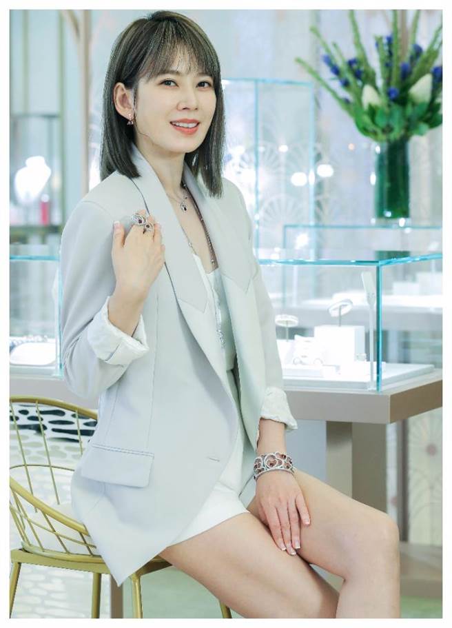 Melody疫情微解封出席FRED珠宝微风快闪店开幕活动，尘封许久「爱血拚」的本性自然流露。（粘耿豪摄）