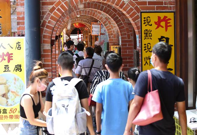 基本工资审议会将于第三季开会，日前劳动部长许铭春喊话，今年经济成长率预估5.88％，希望能多朝照顾劳工的正向去走。(示意图，陈俊吉摄)