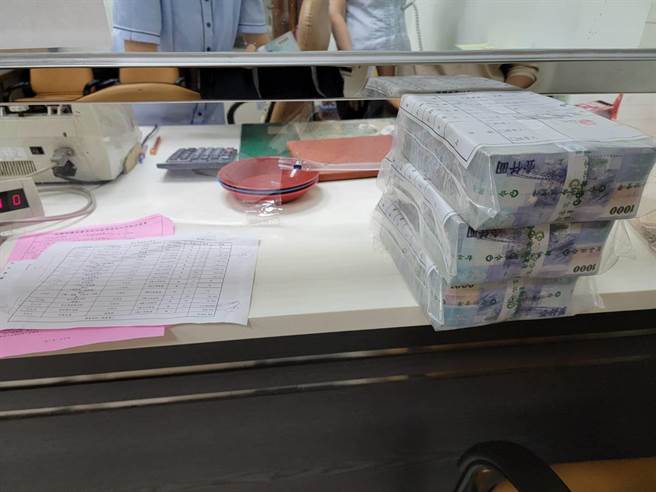 高市府环保局南区资源回收厂8月31日惊传贪污案件，负责过磅业务的技工洪耀卿趁过磅时短报废弃物重量，降收民间回收业者进厂处理费，事后再向业者拿回扣，业者初估图利破亿元，目前洪耀卿已遭声押获准。（翻摄画面／洪浩轩高雄传真）