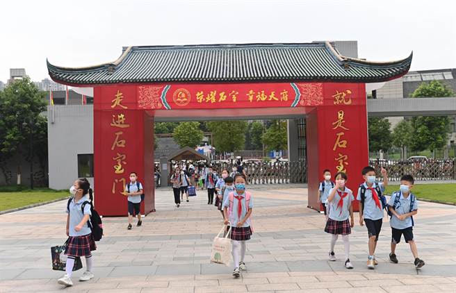 四川成都，小學生走進校園。（中新社）