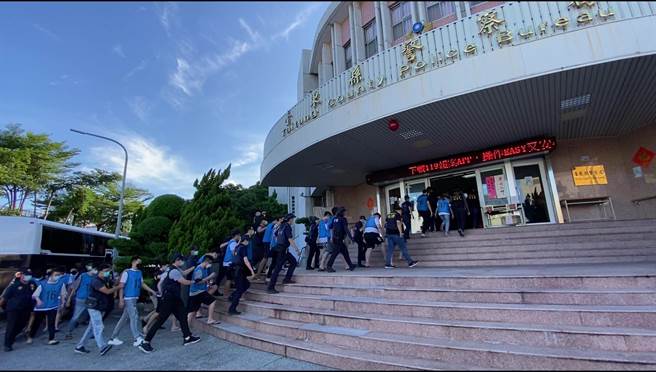 台东市1间民宿惊传电话诈骗集团入住做为机房，解送人犯画面。（台东县警局提供／蔡旻妤台东传真）