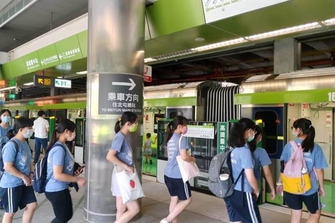 台中捷运从9月1日起推出「捷粉回馈专案」，每月只要搭乘40次以上即可享现金回馈，搭愈多、回馈愈多。／台中市政府提供