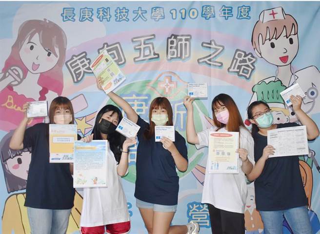大學即將開學，長庚科技大學送給新生健康關懷禮中，包含快篩試劑及校長給新生的信。（校方提供）